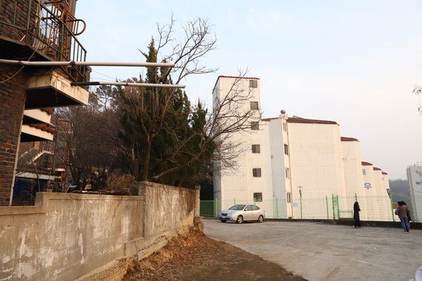 방배13구역(사진 왼쪽 건물)과 맞닿아 있는 방배대우아파트 북측 주차장(사진 오른쪽 공터) 모습.