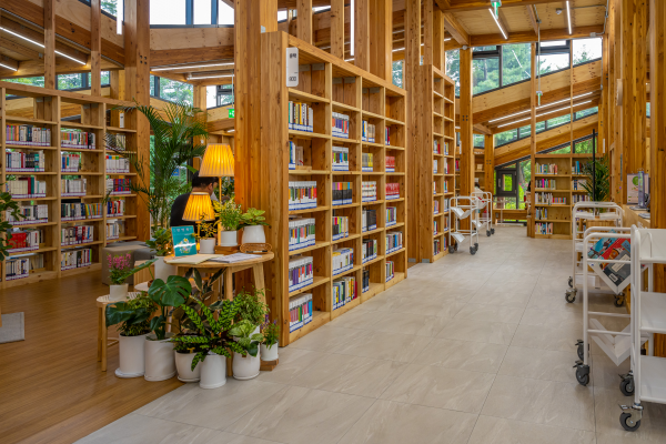 나무골격이 드러난 목조 골격 인테리어로 구성된 오동숲속도서관 내부.