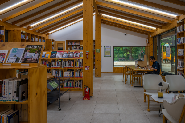 배봉산 숲속도서관 열람실 풍경.