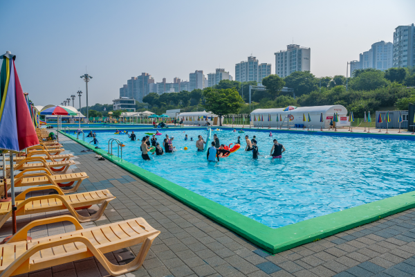 광나루 수영장은 수심이 낮아 어린 자녀와 함께 물놀이를 즐기기에 좋다.