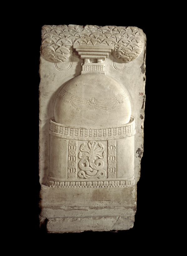 머리 다섯 달린 뱀이 지키는 스투파(1세기 후반, 아마라바티, 영국박물관)